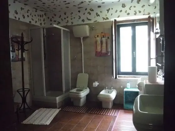 Tek Büyük veya İki Ayrı Yataklı Oda, Ortak Banyo
