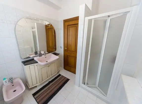 Üç Kişilik Oda, Ortak Banyo
