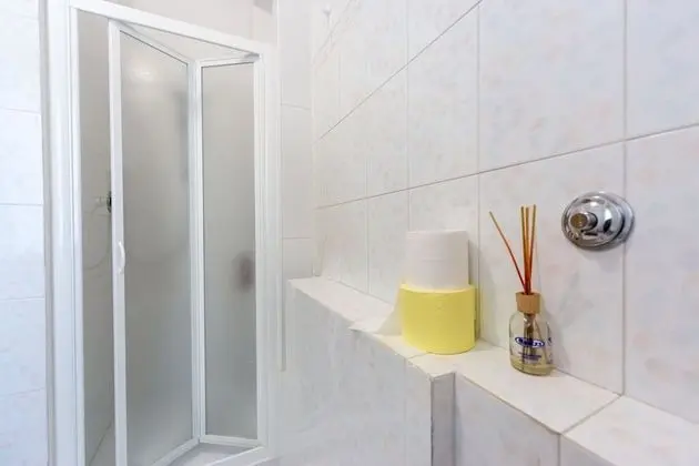 Üç Kişilik Oda, Ortak Banyo