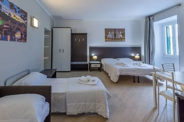 Dört Kişilik Oda, Avlu Manzaralı