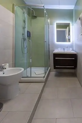 Dört Kişilik Oda, Avlu Manzaralı