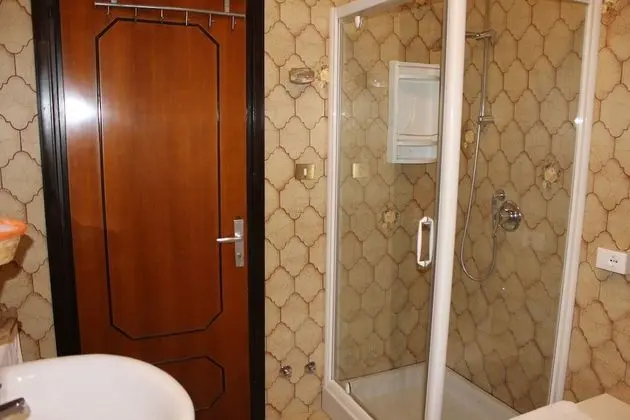 Basic Tek Büyük Yataklı Oda, Ortak Banyo
