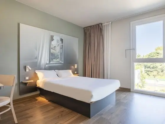 Tek Büyük Yataklı Oda, Engellilere Uygun, Sigara İçilmez