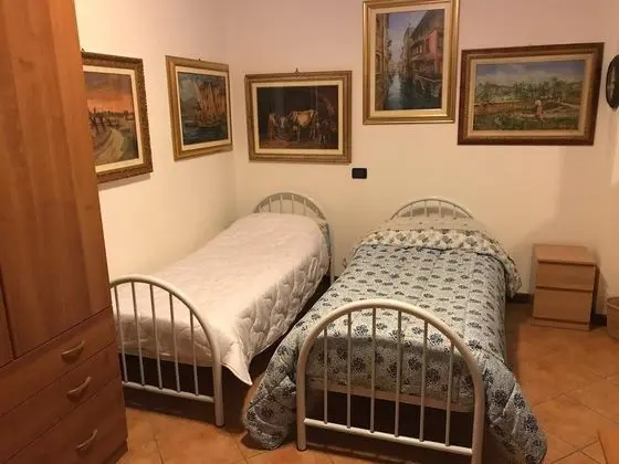 İki Ayrı Yataklı Oda, Ortak Banyo