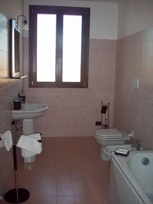 İki Ayrı Yataklı Oda, Ortak Banyo