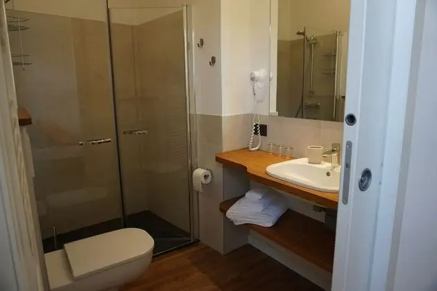 Üç Kişilik Oda, Banyolu/Duşlu (Ambra)