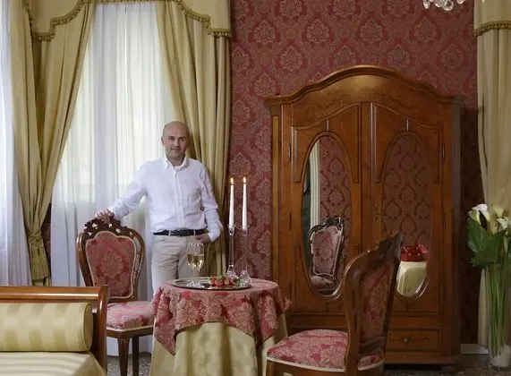 Tek Büyük veya İki Ayrı Yataklı Oda, Kanal Manzaralı