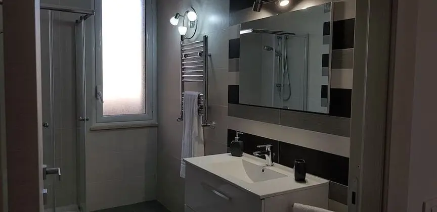 Deluxe Tek Büyük Yataklı Oda, Balkon, Deniz Manzaralı (Private External Bathroom)