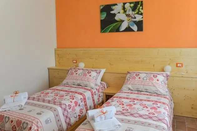 Tek Büyük veya İki Ayrı Yataklı Oda (Arancio )