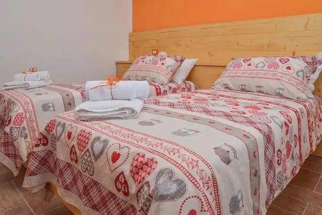 Tek Büyük veya İki Ayrı Yataklı Oda (Arancio )