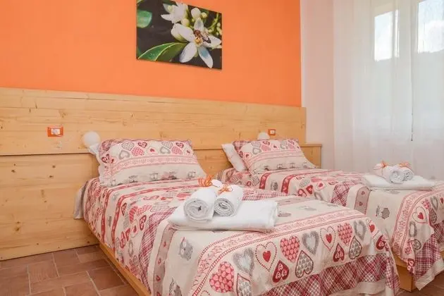 Tek Büyük veya İki Ayrı Yataklı Oda (Arancio )