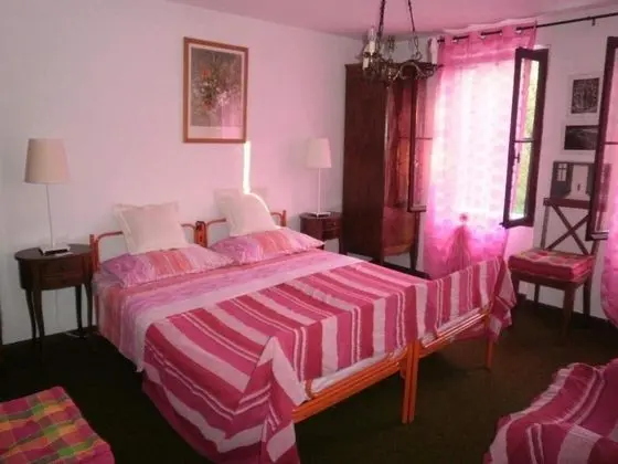 Tek Büyük veya İki Ayrı Yataklı Oda, Ortak Banyo