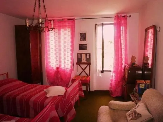 Tek Büyük veya İki Ayrı Yataklı Oda, Ortak Banyo