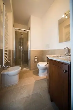 Tek Büyük Yataklı Oda, Göl Manzaralı (Glicine)