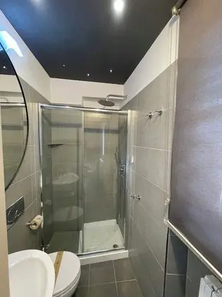 Üç Kişilik Oda, Şehir Manzaralı