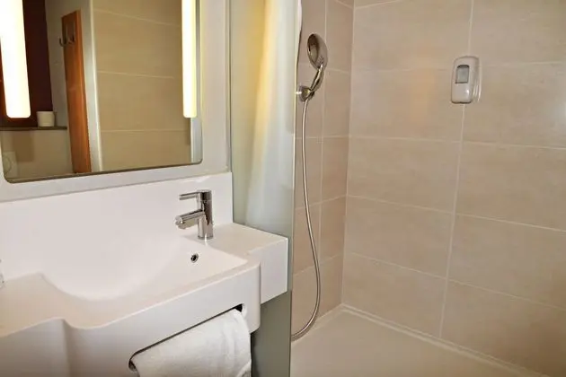 Dört Kişilik Oda, Sigara İçilmez