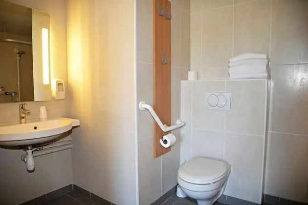 İki Ayrı Yataklı Oda, Sigara İçilmez