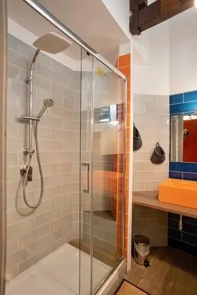 Premium Üç Kişilik Oda, Banyolu/Duşlu (Industrial)