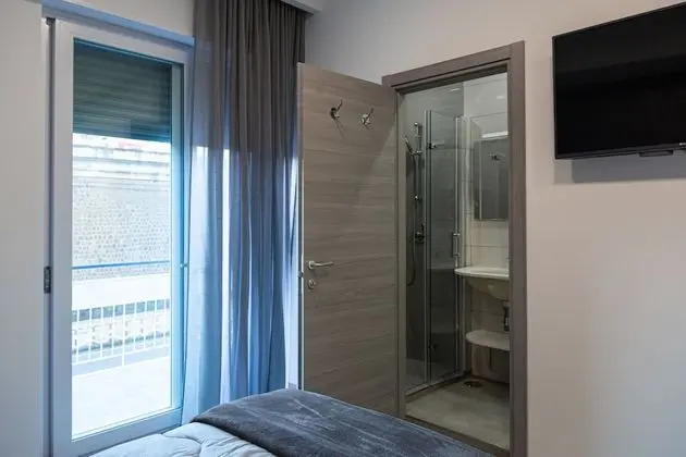 Tek Büyük Yataklı Oda, Küçük Mutfak (Paola)