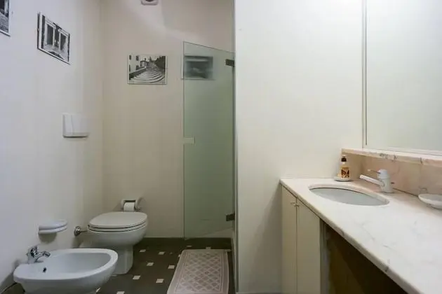 Tek Büyük veya İki Ayrı Yataklı Oda, Ortak Banyo