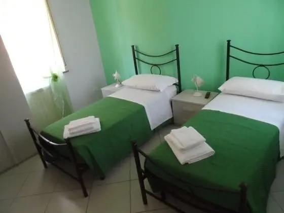 Basic Tek Büyük veya İki Ayrı Yataklı Oda