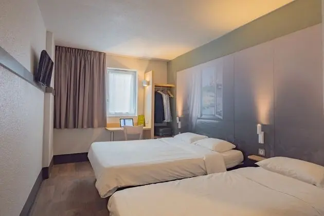 Üç Kişilik Oda, Sigara İçilmez