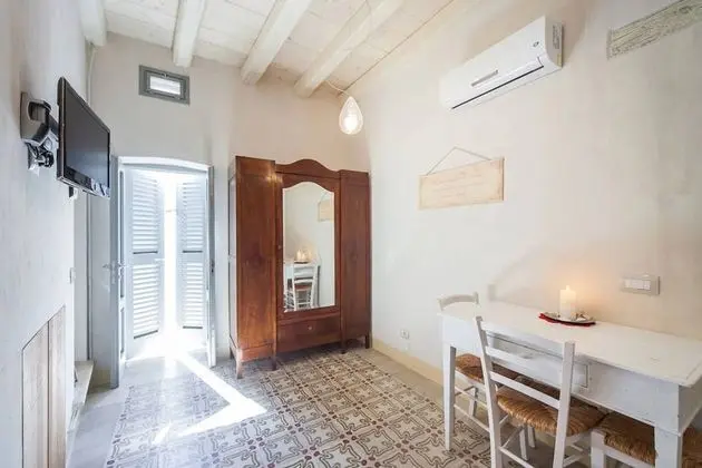 Basic Tek Büyük Yataklı Oda, Küçük Mutfak, Ek Bina