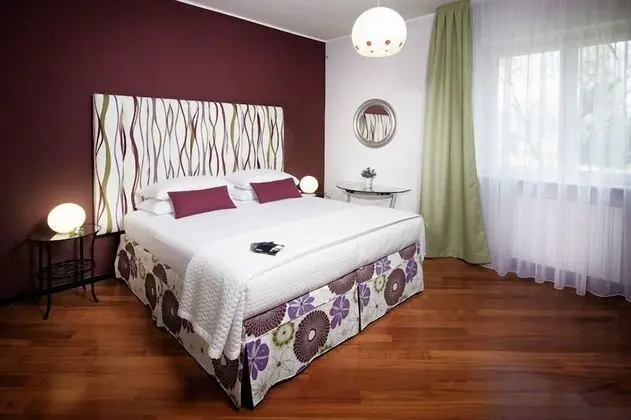 Tek Büyük veya İki Ayrı Yataklı Oda, Bahçe Manzaralı