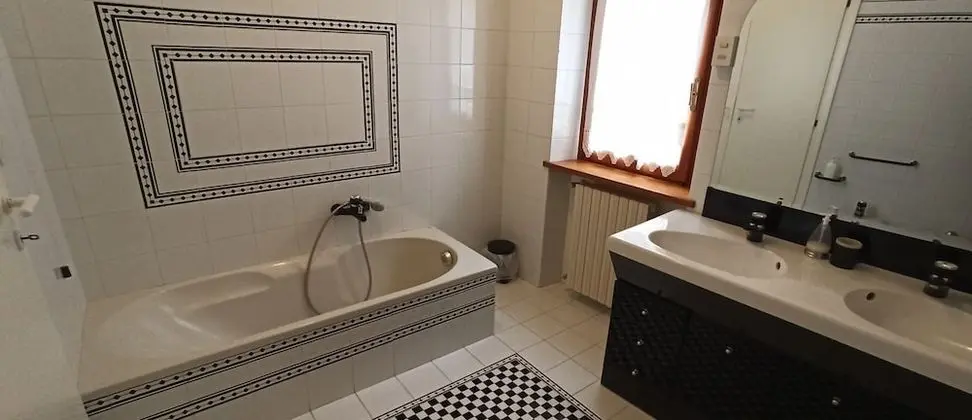 Tek Büyük Yataklı Oda, Sigara İçilmez (shared bathroom)