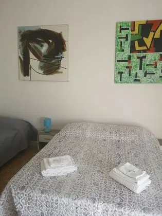 City Üç Kişilik Oda, Ortak Banyo, Avlu Manzaralı