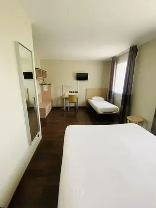 Üç Kişilik Oda, Sigara İçilmez