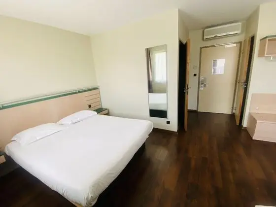 Üç Kişilik Oda, Sigara İçilmez