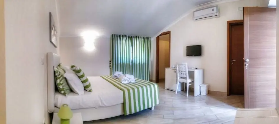 Deluxe Üç Kişilik Oda, Kısmi Deniz Manzaralı