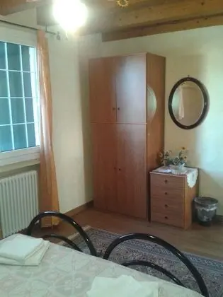 Tek Büyük veya İki Ayrı Yataklı Oda, Ortak Banyo