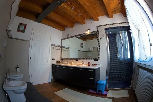 Tek Büyük veya İki Ayrı Yataklı Oda, Ortak Banyo