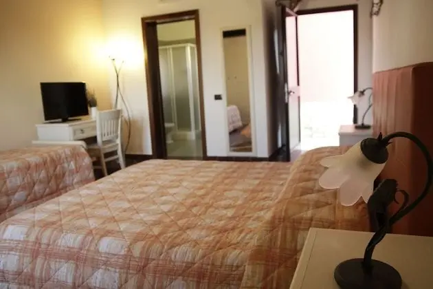 Üç Kişilik Oda, Havuz Manzaralı