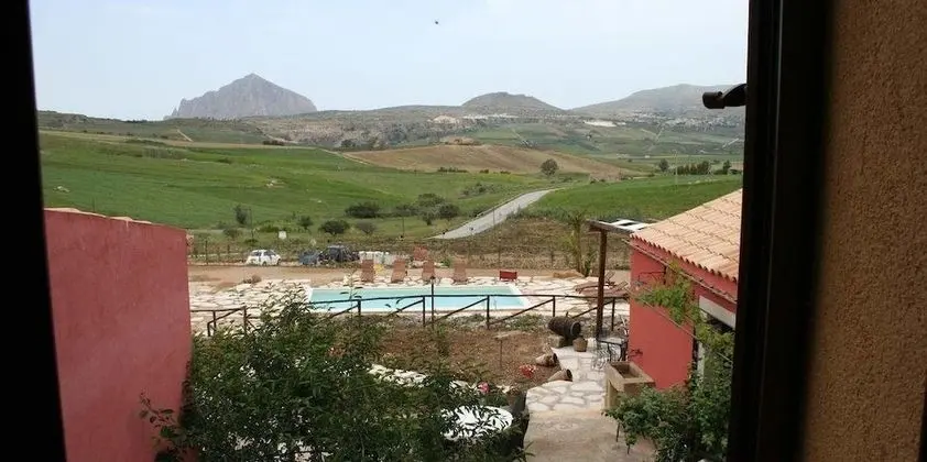 Üç Kişilik Oda, Havuz Manzaralı