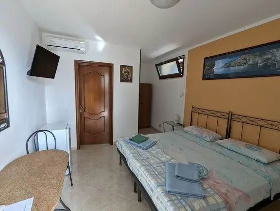Tek Büyük veya İki Ayrı Yataklı Oda, Bahçe Manzaralı