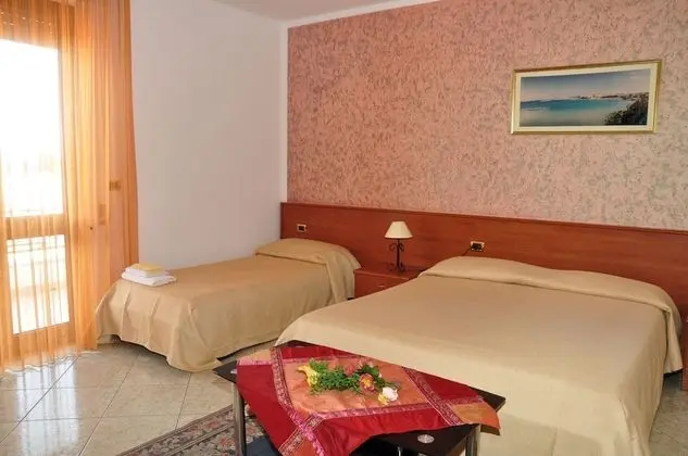 Tek Büyük veya İki Ayrı Yataklı Oda, Deniz Manzaralı