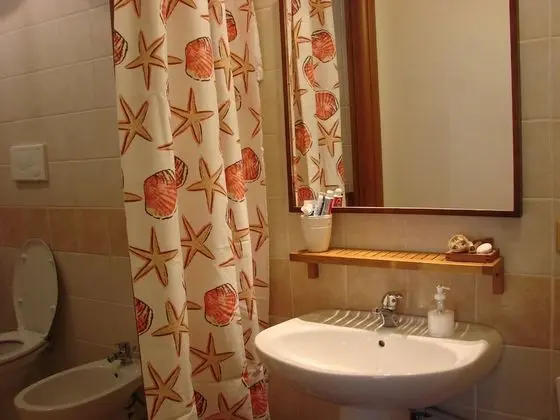 Tek Büyük Yataklı Oda, Ortak Banyo