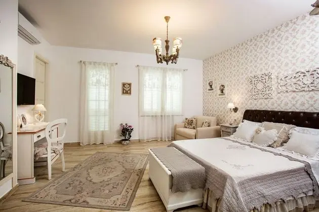 Superior Üç Kişilik Oda, Balkon, Havuz Manzaralı