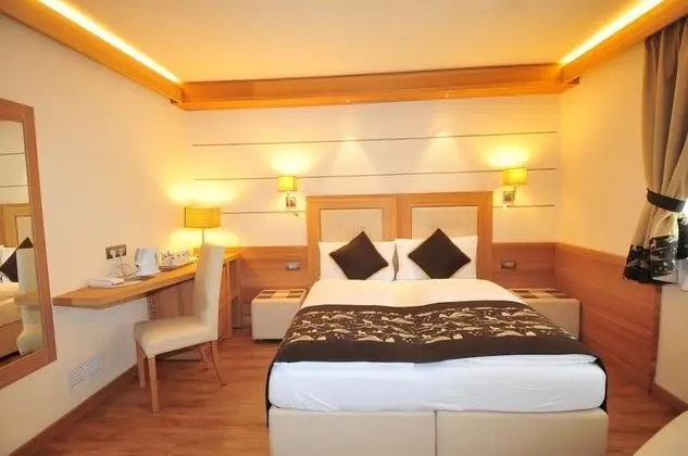 Basic Tek Büyük veya İki Ayrı Yataklı Oda