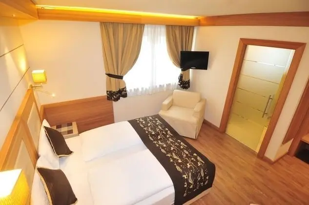 Basic Tek Büyük veya İki Ayrı Yataklı Oda