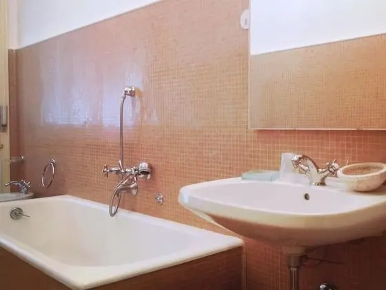 Tek Büyük veya İki Ayrı Yataklı Oda, Ortak Banyo