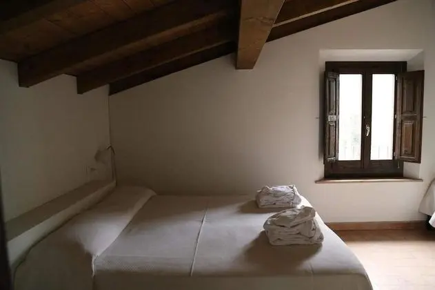 Tek Büyük veya İki Ayrı Yataklı Oda, Ortak Banyo