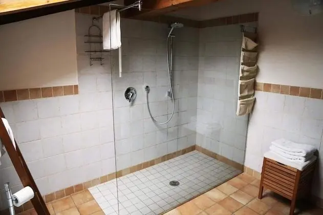 Tek Büyük veya İki Ayrı Yataklı Oda, Ortak Banyo
