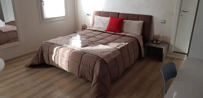 Junior Süit, Şehir Manzaralı (Noemi)