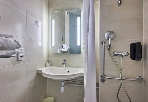 Tek Büyük Yataklı Oda, Engellilere Uygun, Sigara İçilmez