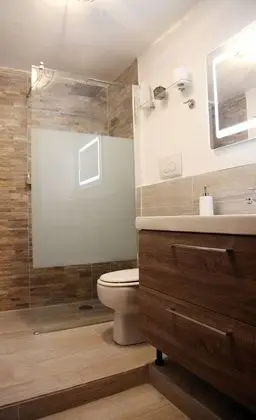 Tek Büyük Yataklı Oda (Private External Bathroom)