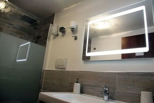 Tek Büyük Yataklı Oda (Private External Bathroom)